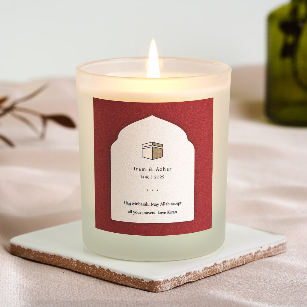 Personalised Hajj candle with a minimalist Kaaba icon in a mihrab-shaped white panel
